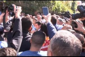 Demirtaş'ı g&ouml;rebilmek i&ccedil;in birbirleriyle yarıştılar