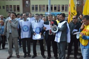 &Ouml;ğrenci velisi, protez bacaklı &ouml;ğretmene dayak attı
