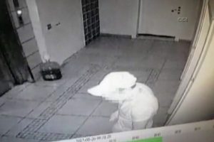 Binlerce liralık soygun yapan zanlılar kamerada