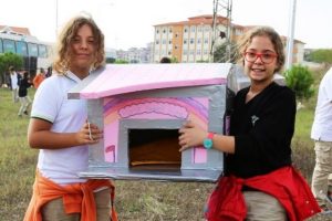 Bursa'da minik &ouml;ğrencilerden kedilere 'villa'