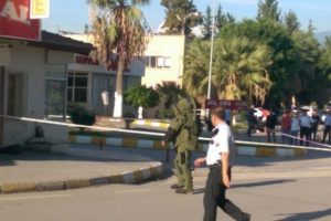 Hastane &ouml;n&uuml;nde ş&uuml;pheli &ccedil;anta paniği yaşandı