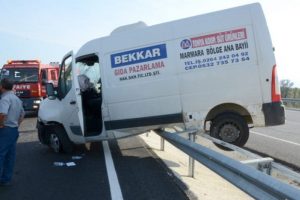 Akyazı'da zincirleme kaza: 2 yaralı