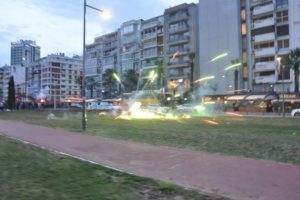 Polise havai fişek ve taşlarla saldırdılar