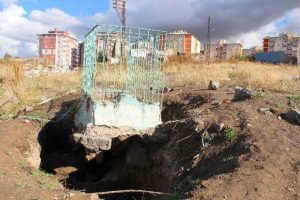 15 g&uuml;n boyunca mezar kazıp define aradılar