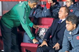Terim, Atat&uuml;rk'&uuml;n resmini yanına aldı!