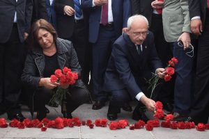 Kılı&ccedil;daroğlu tren garına karanfil bıraktı