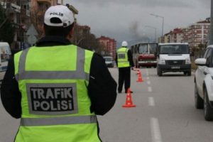 Bursa'da durdurulan iki ara&ccedil;tan uyuşturucu &ccedil;ıktı