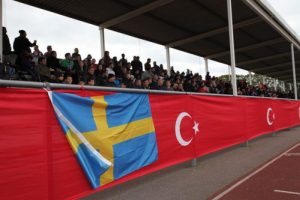 İsve&ccedil;'te 1. Lig'e &ccedil;ıkan Prespa Birlik şampiyonluğu dev T&uuml;rk bayrağı ile kutladı
