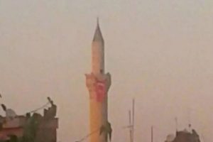 Diyarbakır'da polis minareye T&uuml;rk Bayrağı astı