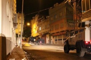 Polis ara&ccedil;larına molotoflu ve taşlı saldırı