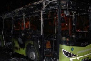 Şehir eşkiyaları yolcu dolu otob&uuml;s&uuml; yaktı
