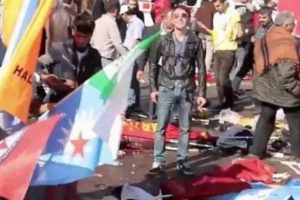 Herkes cesetlerin arasında g&uuml;lerek poz veren adamı merak ediyor