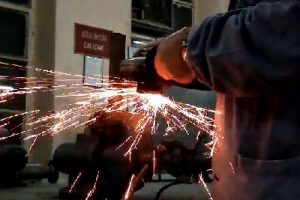 Spiral makinesiyle bacağını kesen Suriyeli &ouml;ld&uuml;