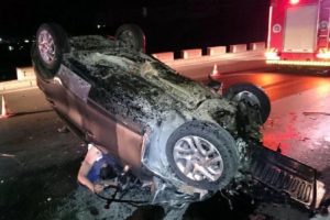 Otomobil elektrik direğine &ccedil;arptı: 1 &ouml;l&uuml;, 1 yaralı