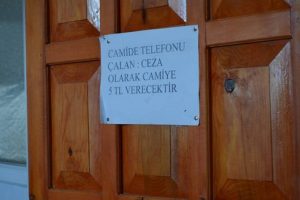 Camide cep telefonu &ccedil;alan 5 TL ceza &ouml;d&uuml;yor