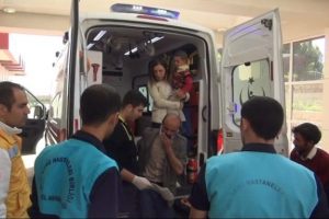 Minib&uuml;sle otob&uuml;s &ccedil;arpıştı: 12 yaralı