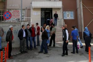 Bursa'da lise &ouml;ğrencileri okuyacak okul bulamıyor