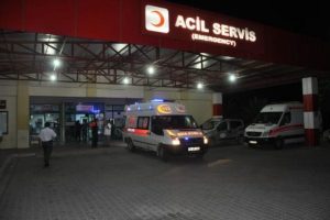 Kız kardeşini s&ouml;z kesilirken bı&ccedil;akladı