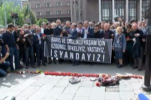 Ankara Tren Garına karanfil bıraktılar