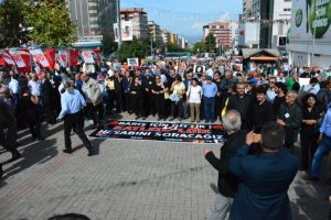 Bursa'da sendikalar Ankara'daki patlamayı protesto i&ccedil;in y&uuml;r&uuml;d&uuml;