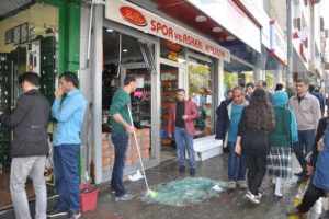 Saldırıyı protesto bahanesiyle iş yerlerine saldırdılar