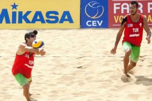 Plaj voleybolunda bir ilkin peşindeler