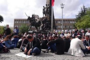 Ankara'daki ter&ouml;r saldısına Uşak'ta oturma eylemli protesto