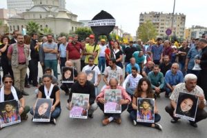 Mersin'de kamu &ccedil;alışanları iş bırakarak patlamada &ouml;lenleri andı