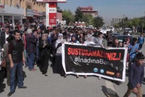 Muş'ta slogan atan g&ouml;stericilere polis su sıktı