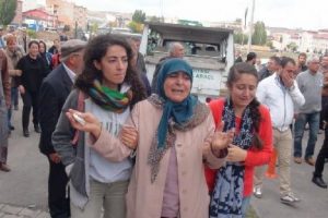 Ankara'da &ouml;len genci annesi Azerice ağıtlarla uğurladı