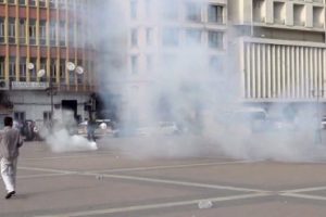 Ter&ouml;r saldırısını protesto bahanesiyle polise saldırdılar