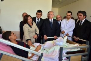 Kılı&ccedil;daroğlu &ccedil;ifti yaralıları ziyaret etti