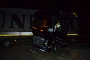 Virajı alamayan TIR kaza yaptı