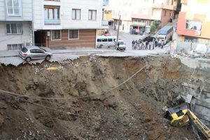 &Ouml;ylece kaldı!