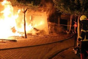 Alanya'da turistik işyerleri yangında k&uuml;l oldu