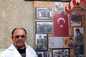 Simit&ccedil;iden tezgahın arkasında 'Atat&uuml;rk k&ouml;şesi'