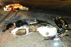 &Ccedil;arpışan iki motosikletin s&uuml;r&uuml;c&uuml;s&uuml; &ouml;ld&uuml;