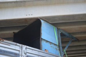 Bursa'da y&uuml;kseliği hesaplayamadı, k&ouml;pr&uuml;ye b&ouml;yle takıldı...