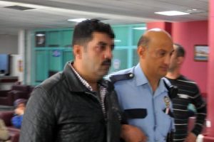 İşten &ccedil;ıkarılınca &ccedil;alıştığı hastanenin &ccedil;atısına &ccedil;ıktı