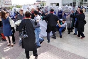 Alanya'da protestocu avukatlara biber gazlı m&uuml;dahale