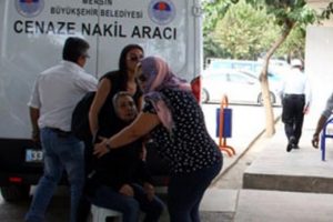 Acılı aileye mezarlıkta cenaze şoku