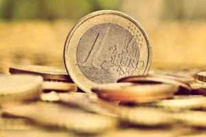 KKTC, TL'en Euro'ya ge&ccedil;ecek!