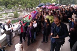 G&uuml;lşen Birdal'ın tabutunu kadınlar taşıdı