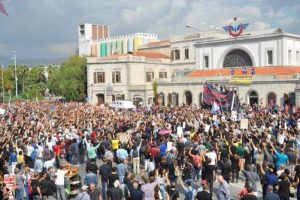 İzmir'de 5 bin kişi Ankara saldırısına tepki i&ccedil;in y&uuml;r&uuml;d&uuml;