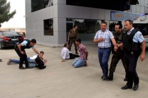 Akaryakıt istasyonunda silahlı kavga: 4 yaralı