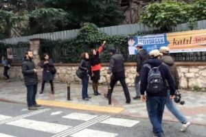 Eyleme ge&ccedil; kalan iki kadının kaldırımda protestosuna polis izin vermedi