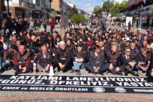 Ter&ouml;re tepki amacıyla siyah giyindiler