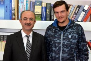 Bisikletiyle hem T&uuml;rkiye'yi geziyor hem de bin &ccedil;ocuğu okutuyor