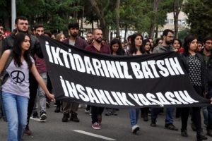 KT&Uuml;'de &ouml;ğrenciler Ankara'daki saldırıyı y&uuml;r&uuml;y&uuml;şle kınadı