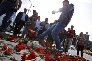 Ankara'da karanfil tekmeleyen adamı tekme tokat dövdüler